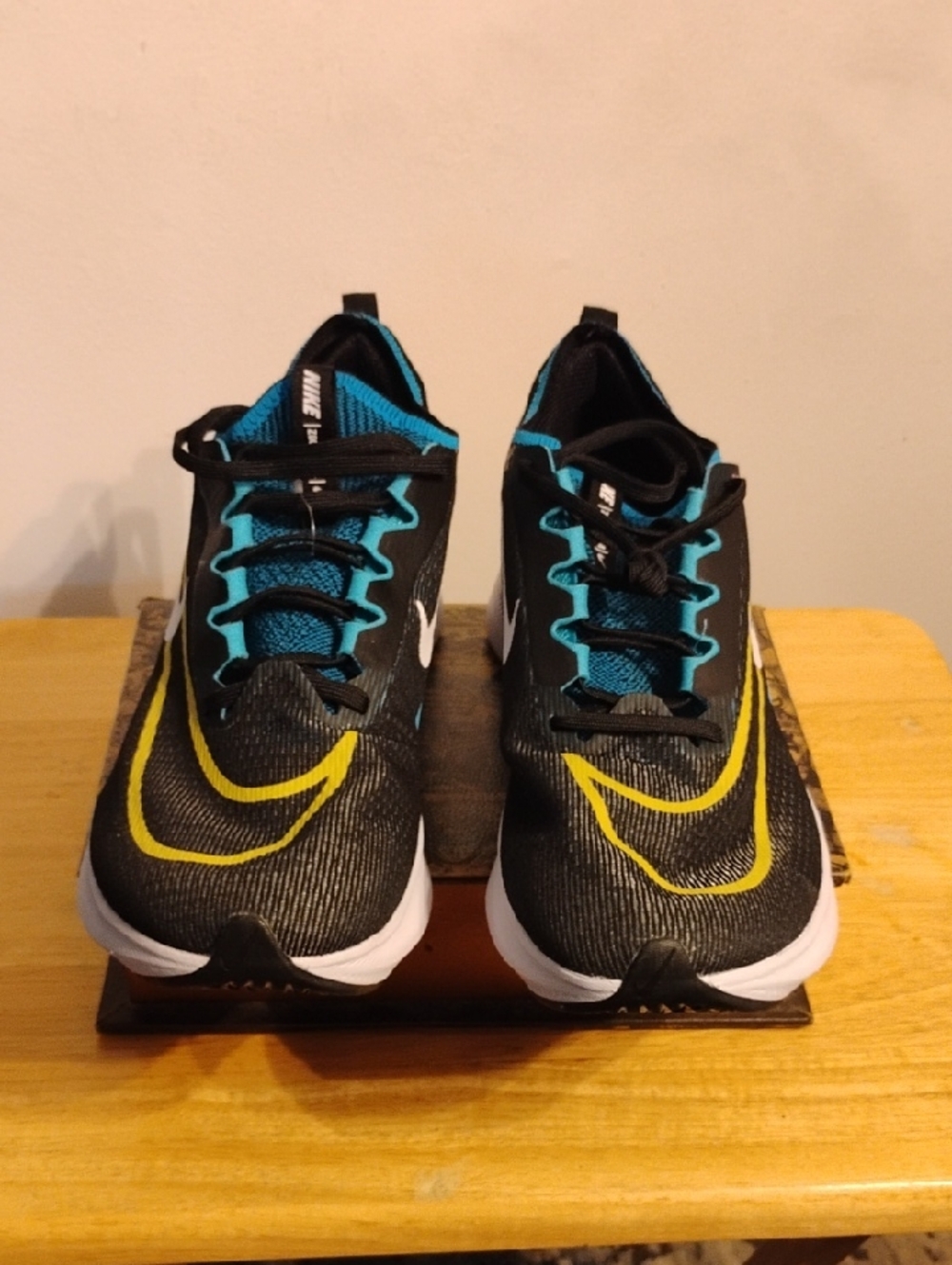 New Nike Men's Black Sneakers with Yellow Swoosh and Teal Accents Size 10.5